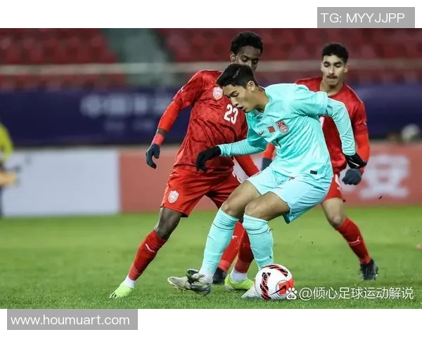 足球巨星凝视荣耀奖杯的一刻梦想与荣耀的交织之旅